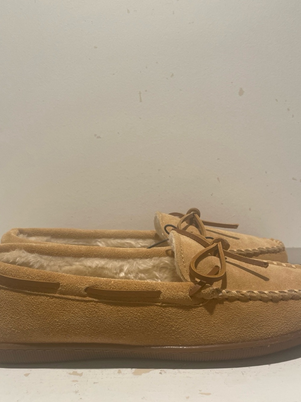 NWOT Minnetonka Women’s 11 Tan Suede Moccasin Slipper - Picture 4 of 10